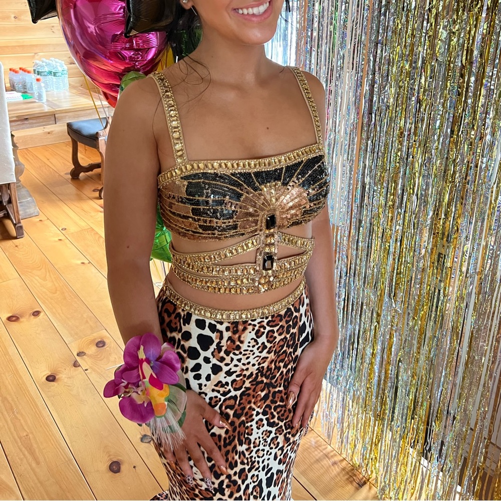 Absolutely STUNNING 2 piece dress SOLD OUT everywhere! Definitely a head turner